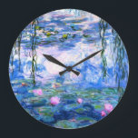 Monet Pink Water Lilies Große Wanduhr<br><div class="desc">Eine Monet-rosa-Wasserlililie Acrylwand mit schönen rosa Seerosen, die in einem ruhigen, blauen Teich mit Lilienpolstern schwimmen. Ein großartiges Monet-Geschenk für die Liebhaber von Impressionismus und französischer Kunst.</div>