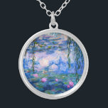 Monet Wasser-Lilien-Halskette Versilberte Kette<br><div class="desc">Monet Wasser-Lilienhalskette. Ölmalerei auf Leinwand ab 1916. Monet malte seinen berühmten Wasserlilienteich besessen während der letzten Jahre seiner Karriere und zeichnete Inspiration vom Licht der Sonne und sein verschiebeneffekt auf das Wasser und die WasserBlumen und das Laub. Diese Malerei kennzeichnet einen vibrierenden Gebrauch von Rosa, Blues und Purpur und macht...</div>