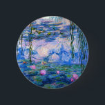 Monet Wasser-Lilien-Knopf Button<br><div class="desc">Monet Wasser-Lilienknopf. Ölmalerei auf Leinwand ab 1916. Monet malte seinen berühmten Wasserlilienteich besessen während der letzten Jahre seiner Karriere und zeichnete Inspiration vom Licht der Sonne und sein verschiebeneffekt auf das Wasser und die WasserBlumen und das Laub. Diese Malerei kennzeichnet einen vibrierenden Gebrauch von Rosa, Blues und Purpur und macht...</div>