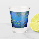 Monet Water Lilies 1906 Schnapsglas<br><div class="desc">Shot Glass mit Claude Monets Ölgemälde Water Lilies (1906). Ein ruhiges Stillleben des Zusammenspiels von Licht und Reflexion auf schönen Seerosen in einem Teich. Ein großartiges Geschenk für Fans von Impressionismus und französischer Kunst.</div>
