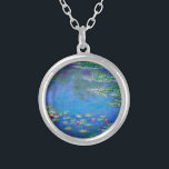 Monet Water Lilies 1906 Versilberte Kette<br><div class="desc">Necklace mit Claude Monets Ölgemälde Water Lilies (1906). Ein ruhiges Stillleben des Zusammenspiels von Licht und Reflexion auf schönen Seerosen in einem Teich. Ein großartiges Geschenk für Fans von Impressionismus und französischer Kunst.</div>
