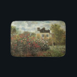 Monet's Garden in Argenteuil von Claude Monet Badematte<br><div class="desc">Der Artist's Garden in Argenteuil (Eine Ecke des Gartens mit Dahlias) (1873) von Claude Monet ist ein Vintager Impressionismus feiner Kunst Blumenmalerei. Ein Landhaus liegt im Hintergrund. Ein Paar in der Liebe geht vorbei an einem romantischen Frühlingsgarten mit blühenden Rose und anderen Blume. Über den Künstler: Claude Monet (1840-1926) war...</div>