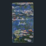 Monets Water Lilies Wedding Wine Labels<br><div class="desc">Elegante Hochzeitsweinetiketten,  die für Sie bereit sind,  mit Ihren eigenen Informationen zu personalisieren,  die mit einer partiellen Reproduktion von Monets Ölgemälde "Water Lilies" gemacht wurden. Der Text in Weiß ist vollständig auf Ihre Hochzeitsbedürfnisse anpassbar. Ideal für Ihre Hochzeitstisch oder Geschenkweine.</div>