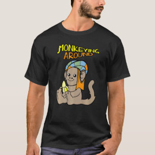 Monketieren um einen erhabenen Affen mit Banane T-Shirt