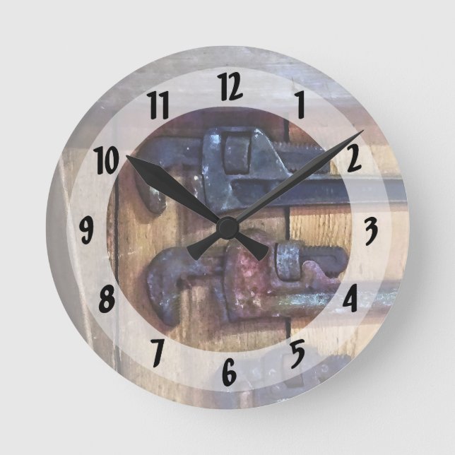 Monkey Wrenches Runde Wanduhr (Vorderseite)