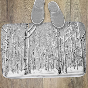 Monochrom-Türmchenbaume im Winterschnee Badematte