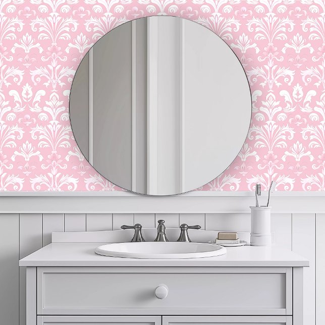 Monochromatisch rosa Fleur Tapete (Monochromatic Pink Fleur Wallpaper in a white bathroom.)