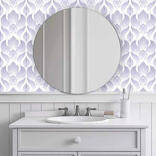 Monochromatische Lila Art Deco Tapete (Monochromatic Purple Art Deco Wallpaper in a white bathroom.)