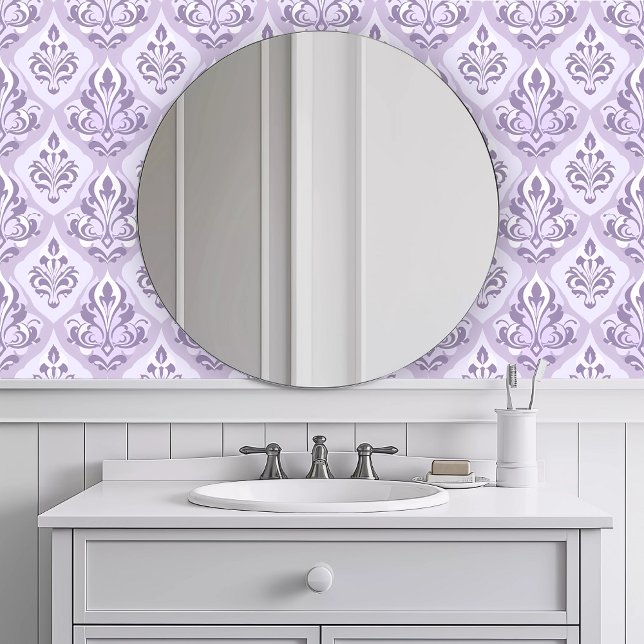 Monochromatische Wiederholung der Lila Fauna Tapete (Monochromatic Pink Fleur Wallpaper in a white bathroom.)