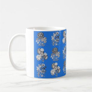 Monochrome Blume auf blauem Hintergrund Kaffeetasse