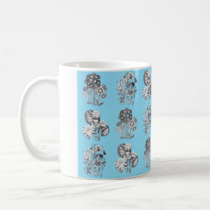 Monochrome Blumen auf babyblauem Hintergrund Kaffeetasse