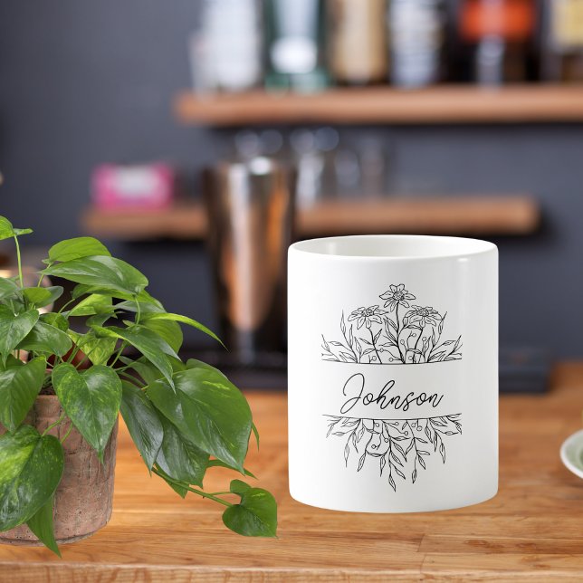 Monochrome geätzte Floral Monogramm Kaffeetasse (Von Creator hochgeladen)