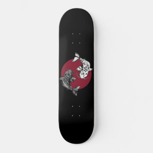 Monochrome Koi-Karpfen auf dem roten Kreis Skateboard