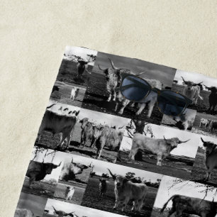 Monochrome Majestät: Eine Hochland-Kuh-FotoCollage Strandtuch