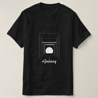 Monochrome Minimalistische Galaxie in Cube-Logo T-Shirt