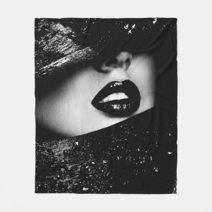 Monochrome sensuale Frauenlippen in schwarzem Rahm Fleecedecke