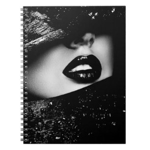 Monochrome sensuale Frauenlippen in schwarzem Rahm Notizblock
