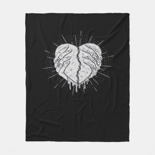 Monochrome Skeletthand mit Herz-Klassik Fleecedecke (Vorderseite)
