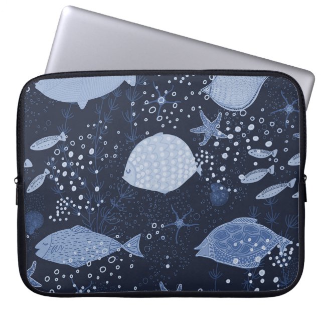 Monochrome sleeping fishes, dark pattern. laptopschutzhülle (Vorderseite)