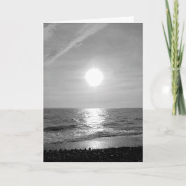 Monochrome soleil brillant sur la carte mer