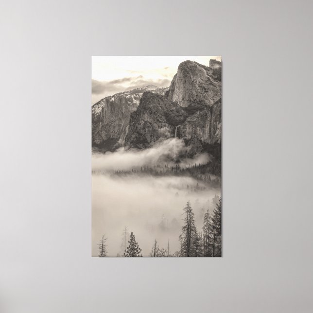 Monochrome Yosemite-Berglandschaft mit Nebel Leinwanddruck (Vorderseite)