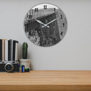 Monochromer Kinzua Skywalk Eisenbahnbrücke Große Wanduhr