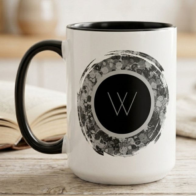 Monochromes abstraktes Pinselstrich-Monogramm Tasse (Sophisticated brushstroke initial design, perfect for a sleek, modern office or home desk.)