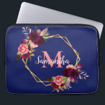Monografie der geometrischen Blütenfloralen Laptopschutzhülle<br><div class="desc">Ein schicker marineblauer Hintergrund. Ein geometrischer Rahmen aus goldenen Imitaten,  der mit wasserfarbenen Blume,  Rose in Bordeaux,  Rosa und Boho-Stilfedern dekoriert ist. Vorlagen für Ihren Namen und Monogramm-Buchstaben. Der Name in Rosa ist mit einem modernen und trendigen Handschrift geschrieben. Der Monogramm-Brief in Korallen.</div>