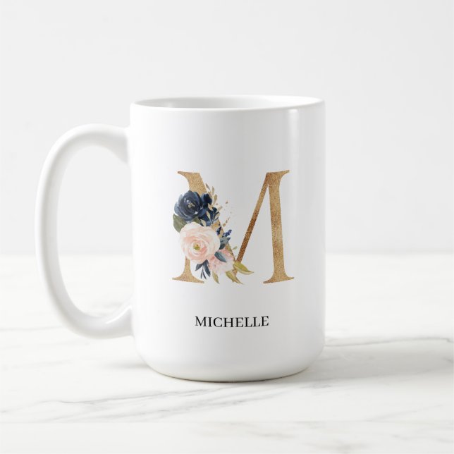 Monografischer Navy Blush Floral Letter "M" Person Kaffeetasse (Links)
