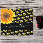 Monografisches Skript für Sonnenblumen Mousepad<br><div class="desc">Die gelben und schwarzen Hummeln und die große, wasserfarbene Sonnenblume verleihen dem Ganzen ein fröhliches Ambiente. Ein schicker schwarzer Hintergrund. Personalisieren und einen Namen hinzufügen. Der Name wird mit einem modernen handgeschriebenen Stylie-Skript mit Swashes geschrieben. Um die Swashes behalten, löschen Sie nur den Beispielnamen, verlass die Leerzeichen oder Emoji's vor...</div>