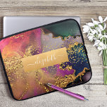 Monogram Aquarellmarmor Gold lila blau grün Laptopschutzhülle<br><div class="desc">Ein funkelnd, Imitat goldfarbenes Band mit dem Namen der Schrift-Typografie überlagert einen reichen, goldfarbenen, marineblau, Jägergrün, rosa und lila Aquarellhintergrund auf diesem eleganten, trendigen, gürtelhaften individuelle Name-Notebook. Macht jedes Mal, wenn ihr es benutzt, eine lustige und stilvolle Aussage. Dieser Laptop-Ärmel ist in drei Größen erhältlich: 15 Zoll, 13 Zoll und...</div>