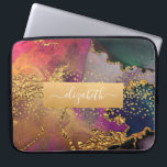 Monogram Aquarellmarmor Gold lila blau grün Laptopschutzhülle<br><div class="desc">Ein funkelnd, Imitat goldfarbenes Band mit dem Namen der Schrift-Typografie überlagert einen reichen, goldfarbenen, marineblau, Jägergrün, rosa und lila Aquarellhintergrund auf diesem eleganten, trendigen, gürtelhaften individuelle Name-Notebook. Macht jedes Mal, wenn ihr es benutzt, eine lustige und stilvolle Aussage. Dieser Laptop-Ärmel ist in drei Größen erhältlich: 15 Zoll, 13 Zoll und...</div>