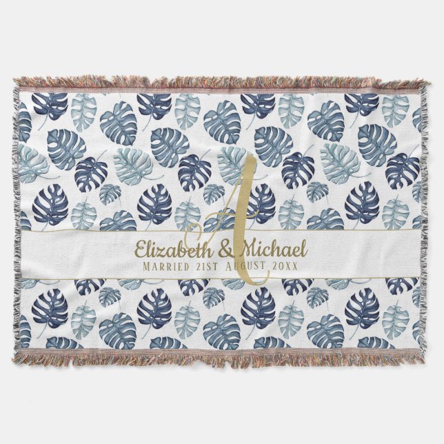 Monogram Azure Blue Tropical Blätter Gold Newlywed Decke (Vorderseite)