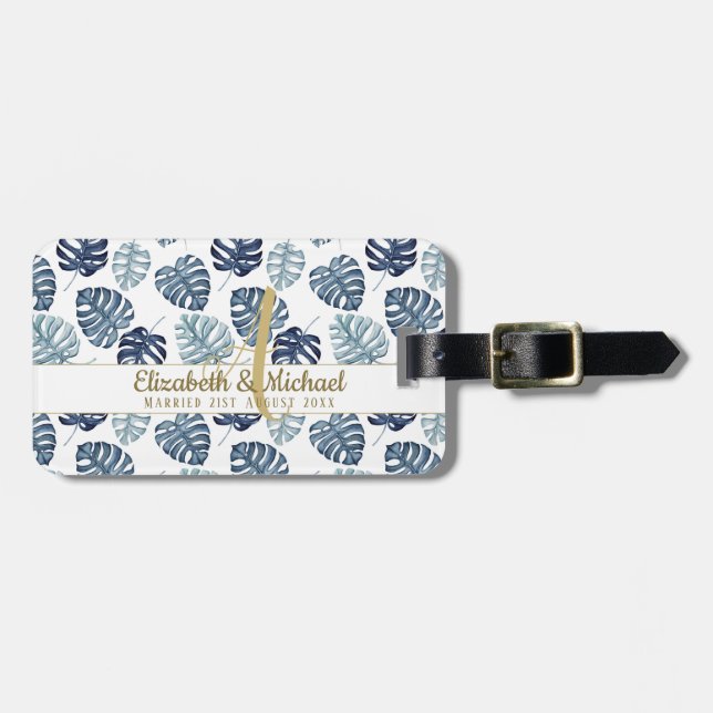 Monogram Azure Blue Tropical Blätter Gold Newlywed Gepäckanhänger (Vorderseite horizontal)