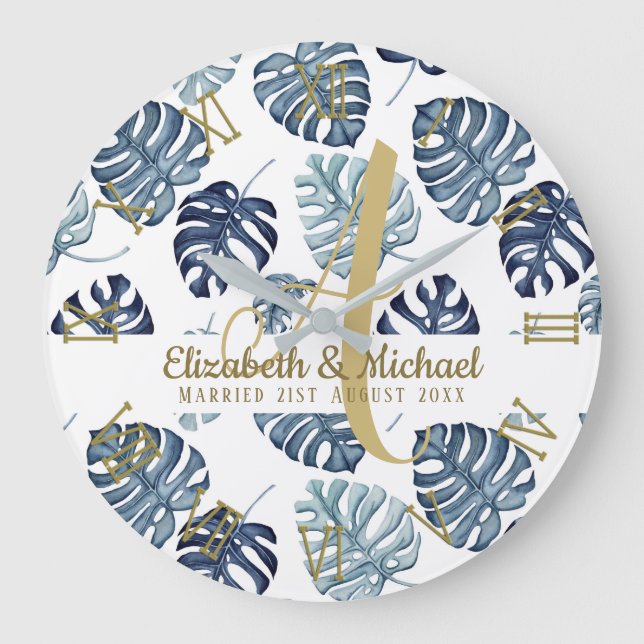Monogram Azure Blue Tropical Blätter Gold Newlywed Große Wanduhr (Vorderseite)