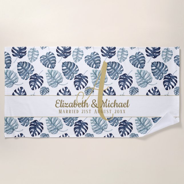 Monogram Azure Blue Tropical Blätter Gold Newlywed Strandtuch (Vorderseite)