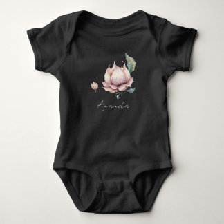 Monogram Baby Name Earthy Boho Hübsch Lotus Blume Strampler