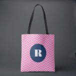Monogram Bag Tasche<br><div class="desc">Modernes und stilvolles Monogramm auf der gesamten Tasche mit rosafarbenem Herringbone-Muster und marineblauer Rundschild. Das ist ein personalisiertes Geschenk. Dieses Design ist in verschiedenen Farben und Produkten erhältlich.</div>
