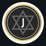 MONOGRAM BAR MITZVAH Modernes Schwarz-weißes Gold Runder Aufkleber<br><div class="desc">von kat massard >>> WWW.SIMPLYSWEETPAPERIE.COM << ** NOTE - THE SHINY GOLD FOIL EFFECT IS A PRINTED PICTURE ** - - - - - - - - - - - - KONTAKTIEREN SIE MICH für die individuelle "Imitate Gold-Folieneffekt-Liebe" das Design, aber möchten einige Änderungen sehen - ein anderes Farbschema, Produkt,...</div>