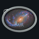 Monogram Barred Spiral Galaxy NGC 1672 Ovale Gürtelschnalle<br><div class="desc">Galaxien, Sterne und Nebulae-Serie Diese NASA Hubble-Weltraumteleskop-Ansicht der nahegelegenen Spiralgalaxie NGC 1672 enthüllt Details in den sternenbildenden Wolken der Galaxie und dunklen Bändern interstellaren Staubs. Eines der auffälligsten Merkmale sind die Staubspuren, die sich vom Kern entfernen und den inneren Rändern der Spiralarme der Galaxie folgen. Bündel heißer, junger blauer Sterne...</div>