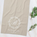Monogram Beige Geschirrtuch<br><div class="desc">Küchenhandtuch mit personalisiertem Monogramm, umrahmt im Winter mit weißem botanischem Kranz.</div>