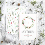 Monogram Berry Pinecone Wreath Frohe Weihnachten<br><div class="desc">Die Mongram Forest Berry Pinecone Wreath Frohe Weihnachtskarte! Diese schlichte und moderne Ferienkarte ist perfekt für diejenigen, die eine festliche Touch Liebe. Die Karte zeigt eine lockere Kranzanordnung von festlichen Aquarellfarben Wintergarten Pinecones und Heilige Beere, mit Ihrem Monogramm in der Mitte. Das handgeschriebene Kalligraphie- und Serif-Schriftart-Duo schafft eine schöne und...</div>