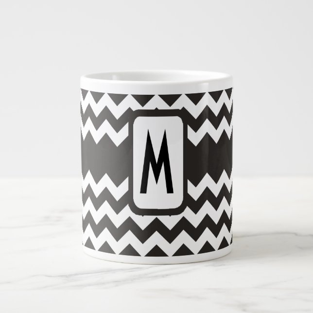 Monogram Black and White Chevrons Jumbo-Tasse (Vorderseite)