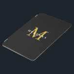 Monogram Black Gold Erstname Personalisiert iPad Air Hülle<br><div class="desc">Modernes Schwarz-Gold Design mit personalisiertem Anfangsmonogramm und Namen.</div>