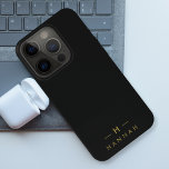 Monogram Black Gold | Modernes Minimalistisches El Case-Mate iPhone Hülle<br><div class="desc">Ein einfaches,  individuelles Monogramm-Design in einer goldenen,  modernen minimalistischen Typografie auf schwarzem Hintergrund. Die Monogramm-Initialen und der Name können zusammen mit der Feature-Zeile leicht personalisiert werden,  um ein Design so einzigartig wie Sie sind zu machen! Das perfekte Geschenk oder Accessoire für jeden Anlass.</div>