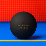 Monogram Black Gold | Modernes Minimalistisches El Tischtennisball<br><div class="desc">Ein einfaches,  individuelles Monogramm-Design in einer goldenen,  modernen minimalistischen Typografie auf schwarzem Hintergrund. Die Monogramm-Initialen und der Name können zusammen mit der Feature-Zeile leicht personalisiert werden,  um ein Design so einzigartig wie Sie sind zu machen! Das perfekte Geschenk oder Accessoire für jeden Anlass.</div>