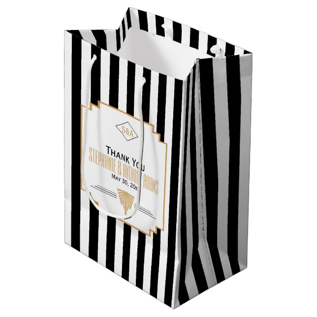Monogram Black, Gold und White Art Deco Hochzeit Mittlere Geschenktüte (Vorderseite Schrägansicht)