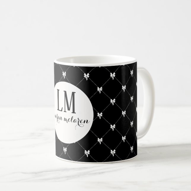 Monogram Black & White Bow Script Kaffeetasse (VorderseiteRechts)