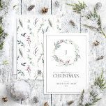 Monogram Black Winter Wreath Frohe Weihnachtsfeier Feiertagskarte<br><div class="desc">Wie kann man den Feiertagssjubeln besser ausbreiten als mit unserer Monogram Black Winter Botanical Wreath Frory Christmas Holiday Card? Diese schöne Karte zeigt einen modernen und winterlichen Kranz, der schön mit dunkelschwarzen, roten und desaturierten grünen Winterbotanicals dekoriert ist und Ihr Monogramm prägt. Das Wort "Merry" ist elegant in einem Skript-Schriftart...</div>