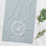 Monogram Blue Geschirrtuch<br><div class="desc">Küchenhandtuch mit personalisiertem Monogramm,  umrahmt im Winter mit weißem botanischem Kranz.</div>